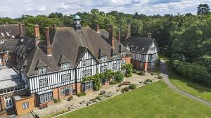 Queenswood School Queenswood is a progressive boarding and day school for girls, aged between 11 and 18, located in Hertfordshire.